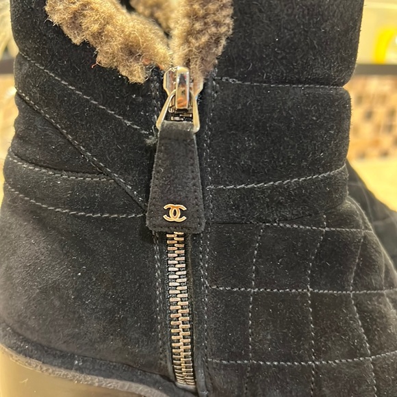 CHANEL INTERLOCKING CC LOGO SUEDE COMBAT BOOTS - Picture 5 of 11